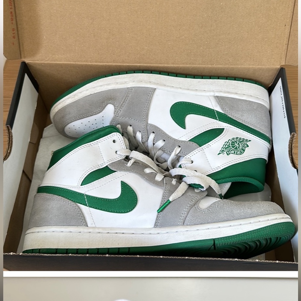 EUC AIR JORDAN 1 MID SE SIZE 8.5